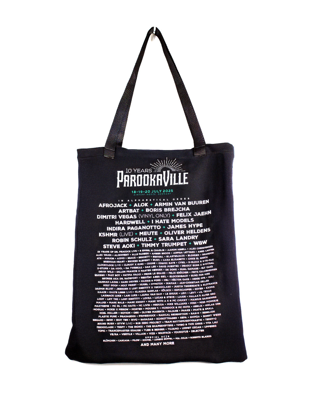 Die Vorderseite des Line-up 2025 Upcycling Beutels. Zu sehen ist die Rückseite des Line-up 2025 Hoodies. Die Henkel sind aus aussortierten Autogurten.