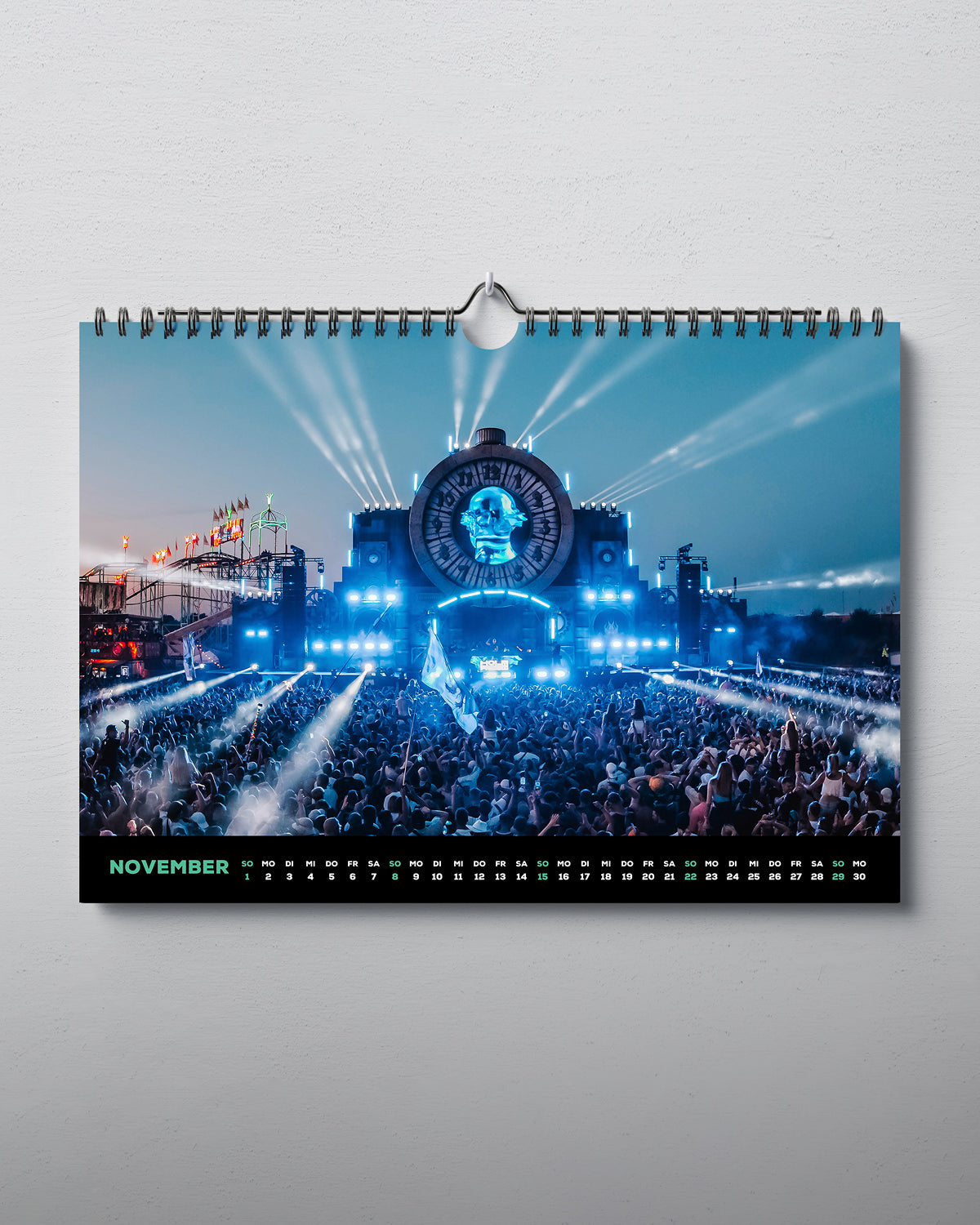 Zu sehen ist der November des horizontal aufhängbaren Kalenders. Mittig abgedruckt ist eine Aufnahme der alten Mainstage 2015, also Desert Valley aus 2025. Unter dem Bild ist ein Streifen mit den Tagen und Wochenenden des Monats.