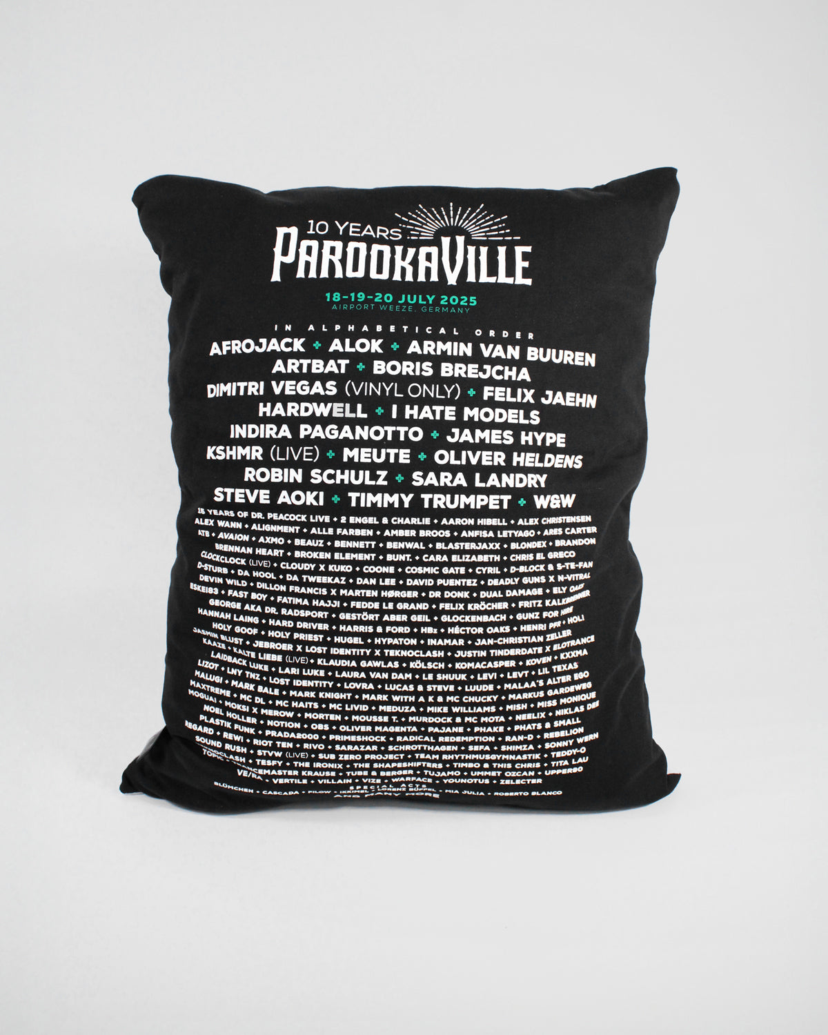 Eine Seite des Upcycling Kissens aus der Rückseite des Line-up T-Shirts 2025. Das verwendete Oberteil ist schwarz.