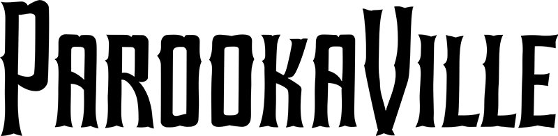 (DE) Man sieht den schwarzen PAROOKAVILLE Schriftzug auf einem weißen Untergrund.  (EN) One can see a black PAROOKAVILLE writing on a white base.