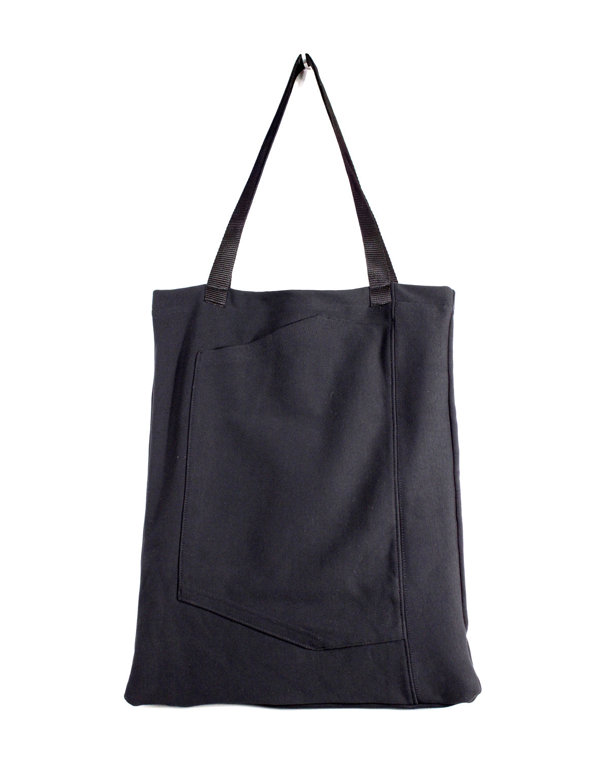 Die Rückseite des Line-up 2025 Upcycling Beutels. Zu sehen ist die Vorderseite des Line-up 2025 Hoodies. Die Bauchtasche ist senkrecht vernäht und unten geschlossen, so dass sie voll funktionsfähig ist. Die Henkel sind aus aussortierten Autogurten.