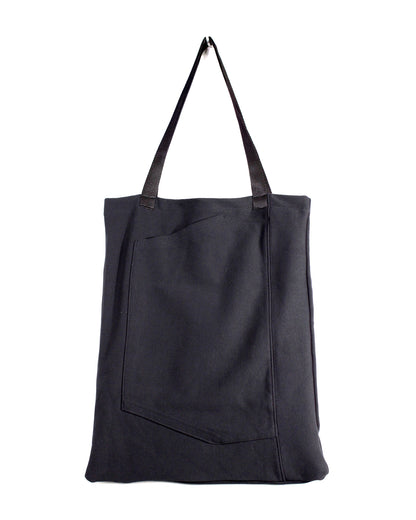 Die Rückseite des Line-up 2025 Upcycling Beutels. Zu sehen ist die Vorderseite des Line-up 2025 Hoodies. Die Bauchtasche ist senkrecht vernäht und unten geschlossen, so dass sie voll funktionsfähig ist. Die Henkel sind aus aussortierten Autogurten.