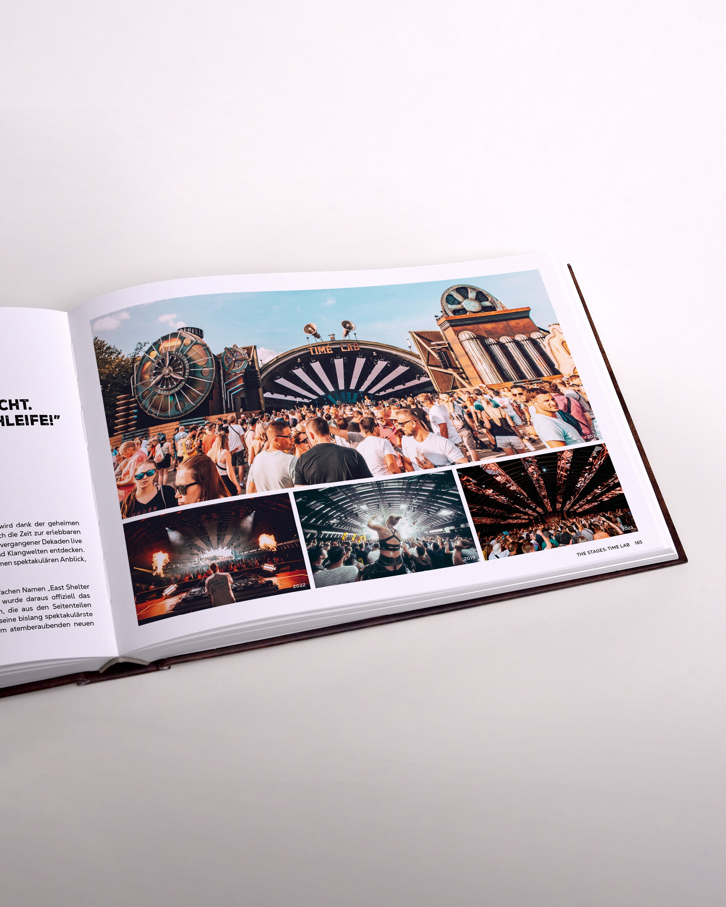 Zu sehen ist eine Seite des Buches im senkrecht-länglichen Format. Das Bild zeigt eine Fotocollage der Stage "Time Lab" aus 2025. Oben ist ein Großes Foto, darunter drei kleinere.