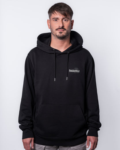 (DE) Ein Mann trägt einen schwarzen Hoodie mit dem weißen 10 Years Parookaville- Logo auf der rechten Oberseite. Außerdem sind an den Enden der Kapuze Kordeln, um diese festzubinden. (EN) A man is wearing a black hoodie with the white 10 Years Parookaville logo on the top right. There are also cords at the ends of the hood to tie it up.