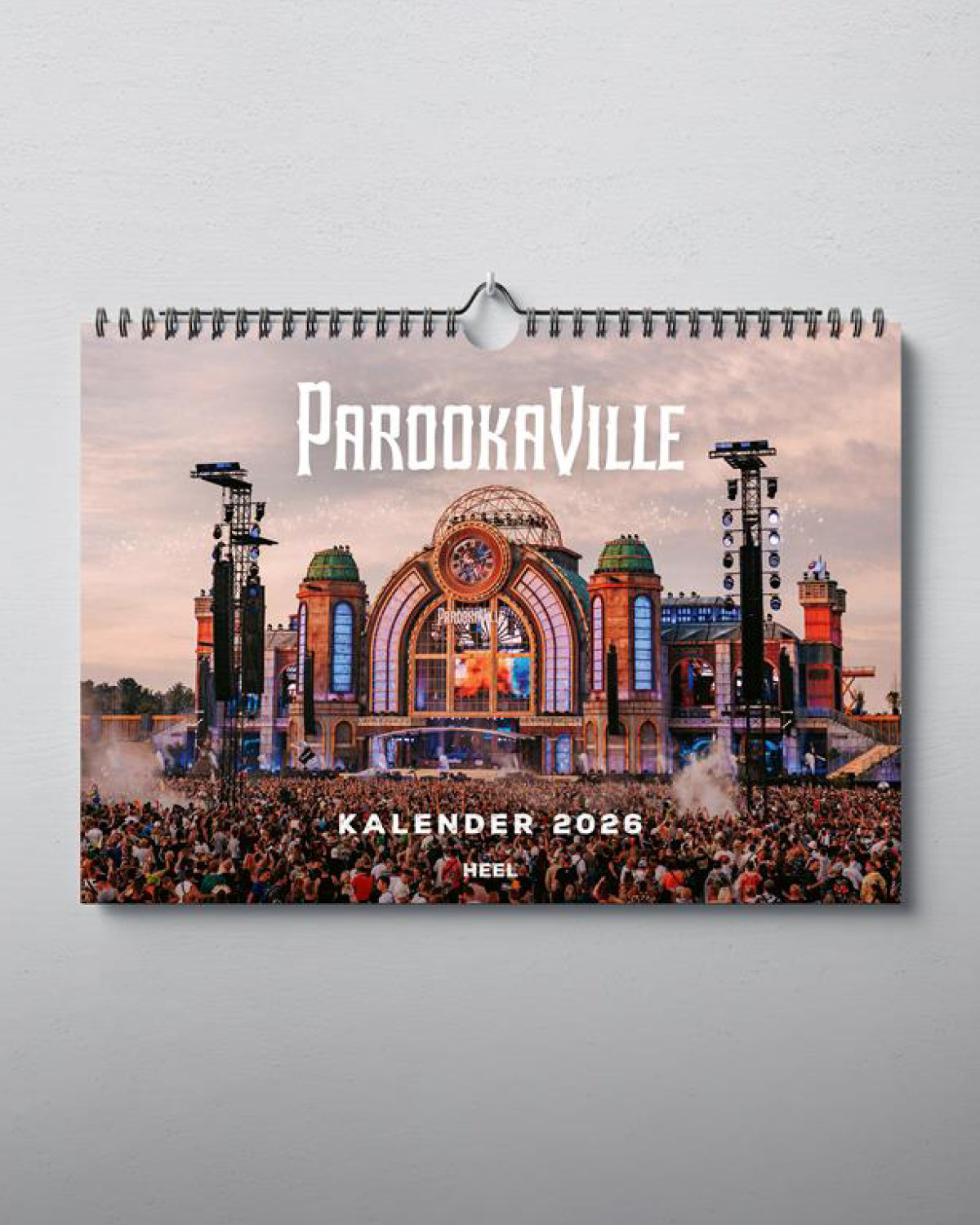 Zu sehen ist die Vorderseite des horizontal aufhängbaren Kalenders. Mittig abgedruckt ist die Mainstage 2025. Darüber in weiß der Schriftzug "Parookaville". Unten steht "Kalender 2026" geschrieben.