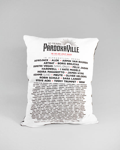 Eine Seite des Upcycling Kissens aus der Rückseite des Line-up T-Shirts 2025. Das verwendete Oberteil ist schwarz.