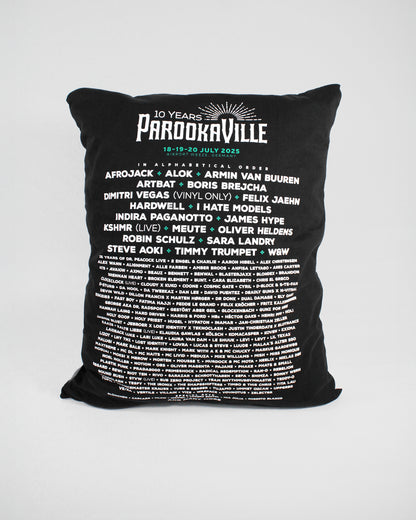 Eine Seite des Upcycling Kissens aus der Rückseite des Line-up T-Shirts 2025. Das verwendete Oberteil ist schwarz.